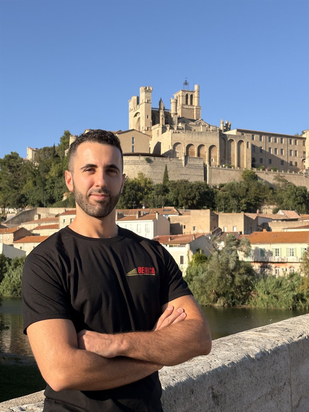 Anthony Vignon, fondateur de BENICA Transports Express, devant la cathédrale Saint-Nazaire de Béziers