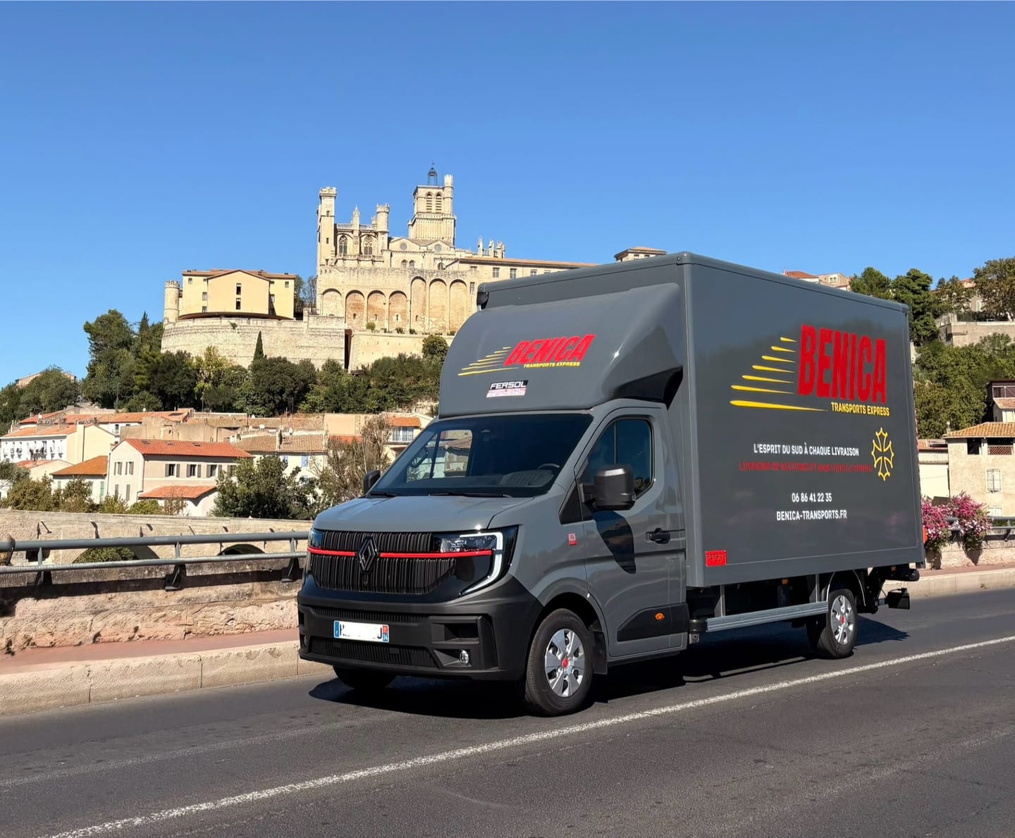 Le camion BENICA Transports Express à Béziers, au pied de la cathédrale Saint-Nazaire